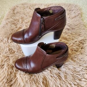 Artisan Collection Brown Leather CapToe Zip Ankle Boots/Booties  Size 7 1/2